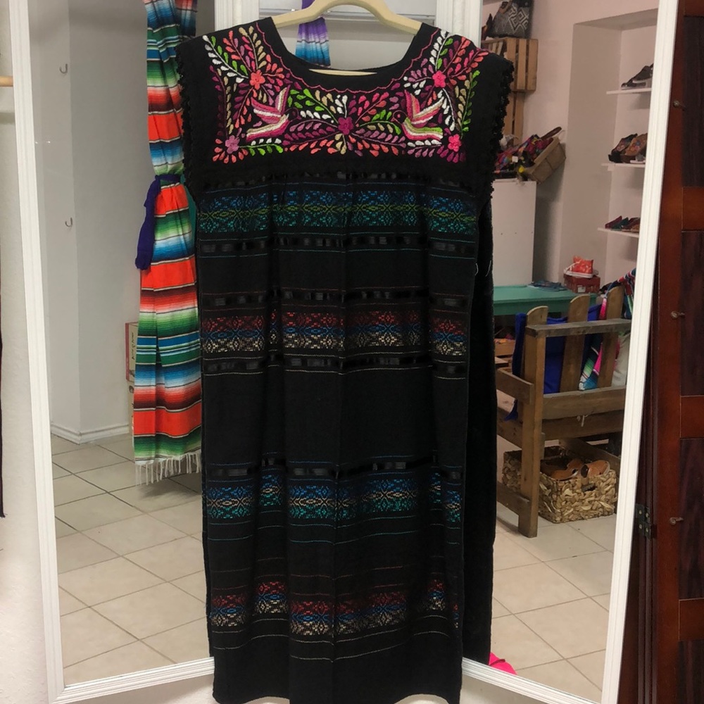 Beautiful Mexican Dress Loom-made Lace Embroidery - Picture 4 of 5